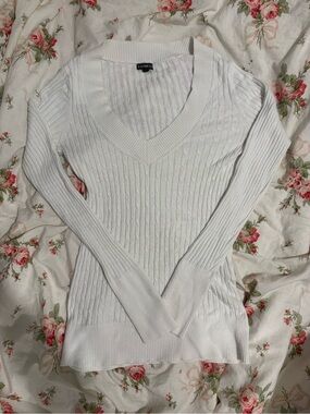 Vintage Express White V-Neck Cable Knit Sweater
